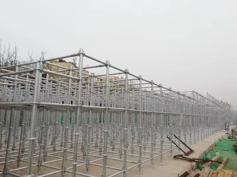 搭建腳手架橫向掃地桿與縱向掃地桿時(shí)，怎么設(shè)置好？ (圖1)